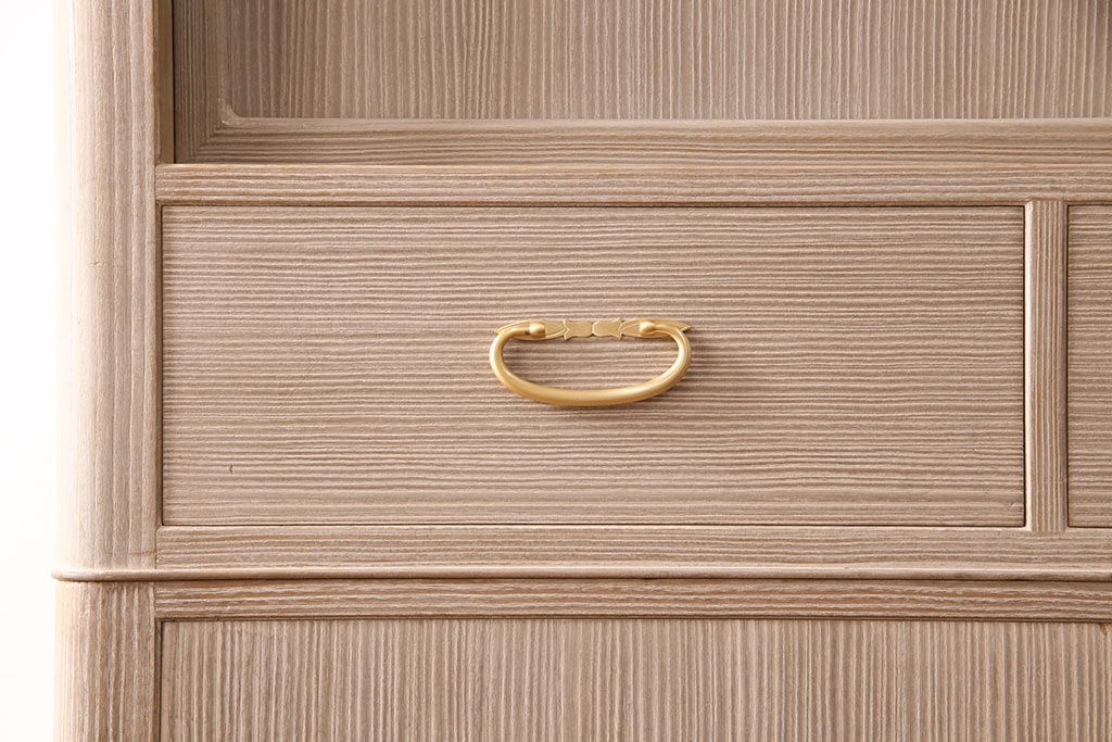 中古　国産　衣装盆付き　上品なデザインの引手金具が魅力的な総桐箪笥(胴丸、衣装箪笥、着物箪笥、和タンス、桐たんす)(定価140万円)(R-049419)