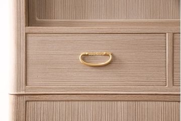 中古　国産　衣装盆付き　上品なデザインの引手金具が魅力的な総桐箪笥(胴丸、衣装箪笥、着物箪笥、和タンス、桐たんす)(定価140万円)(R-049419)