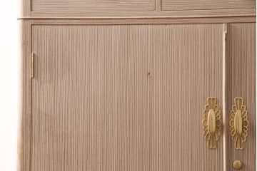 中古　国産　衣装盆付き　上品なデザインの引手金具が魅力的な総桐箪笥(胴丸、衣装箪笥、着物箪笥、和タンス、桐たんす)(定価140万円)(R-049419)