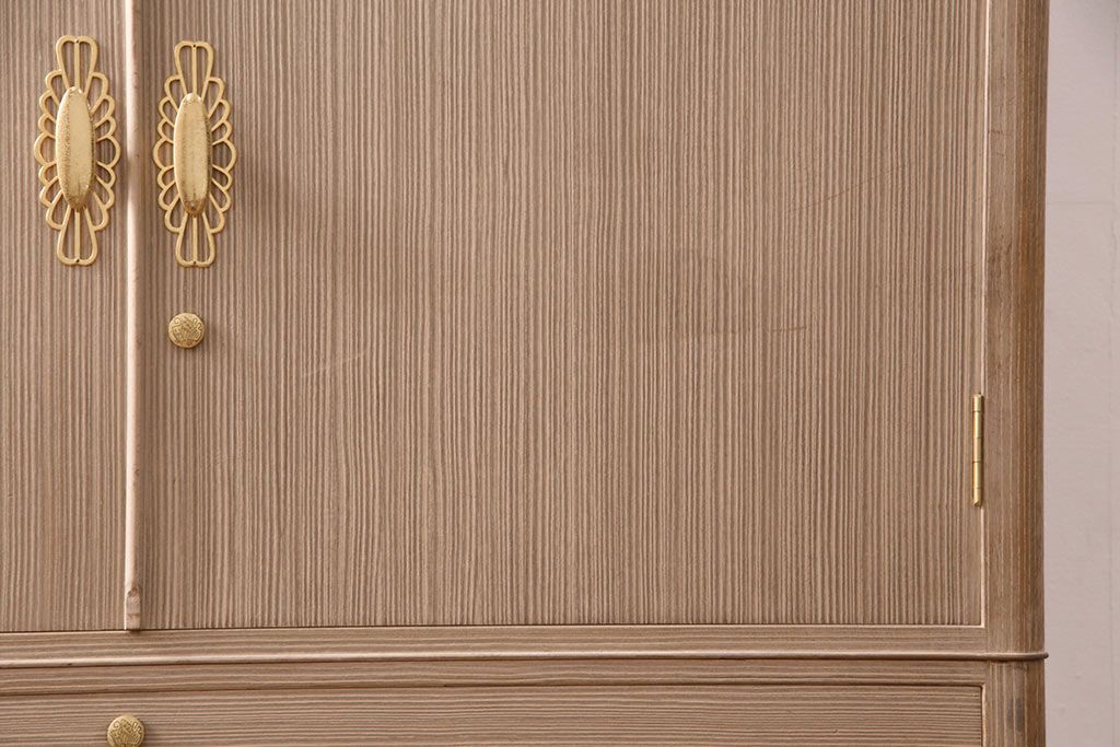 中古　国産　衣装盆付き　上品なデザインの引手金具が魅力的な総桐箪笥(胴丸、衣装箪笥、着物箪笥、和タンス、桐たんす)(定価140万円)(R-049419)