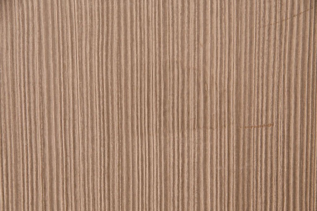 中古　国産　衣装盆付き　上品なデザインの引手金具が魅力的な総桐箪笥(胴丸、衣装箪笥、着物箪笥、和タンス、桐たんす)(定価140万円)(R-049419)