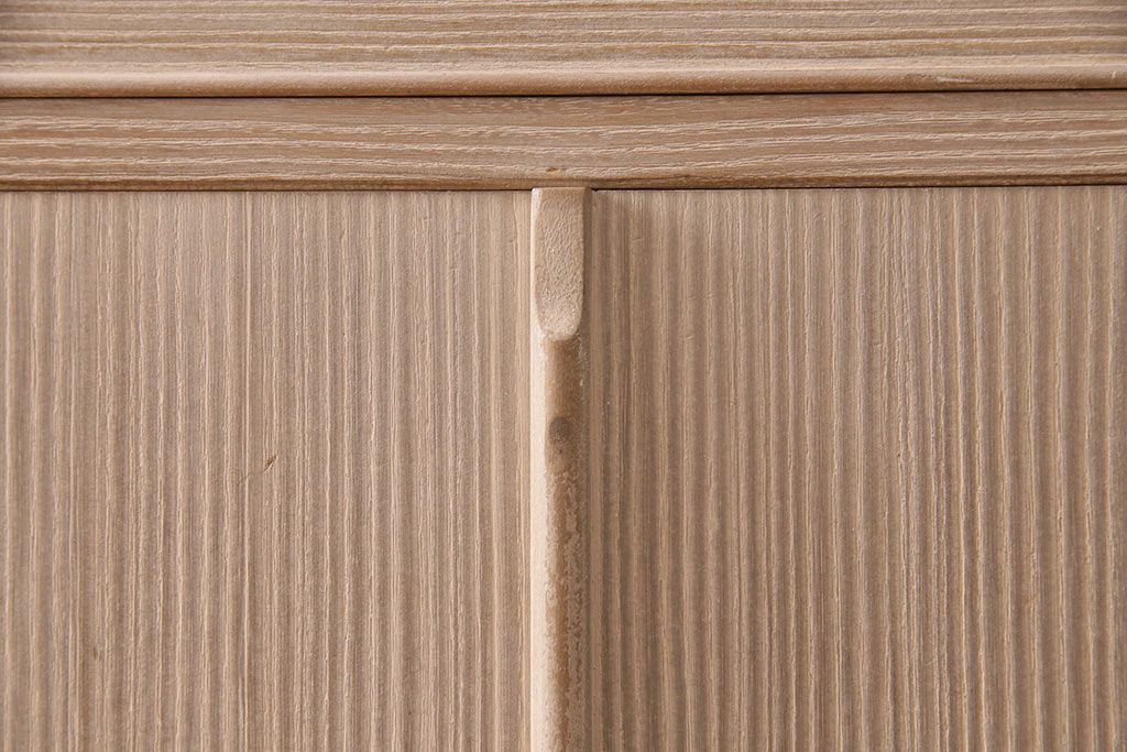 中古　国産　衣装盆付き　上品なデザインの引手金具が魅力的な総桐箪笥(胴丸、衣装箪笥、着物箪笥、和タンス、桐たんす)(定価140万円)(R-049419)