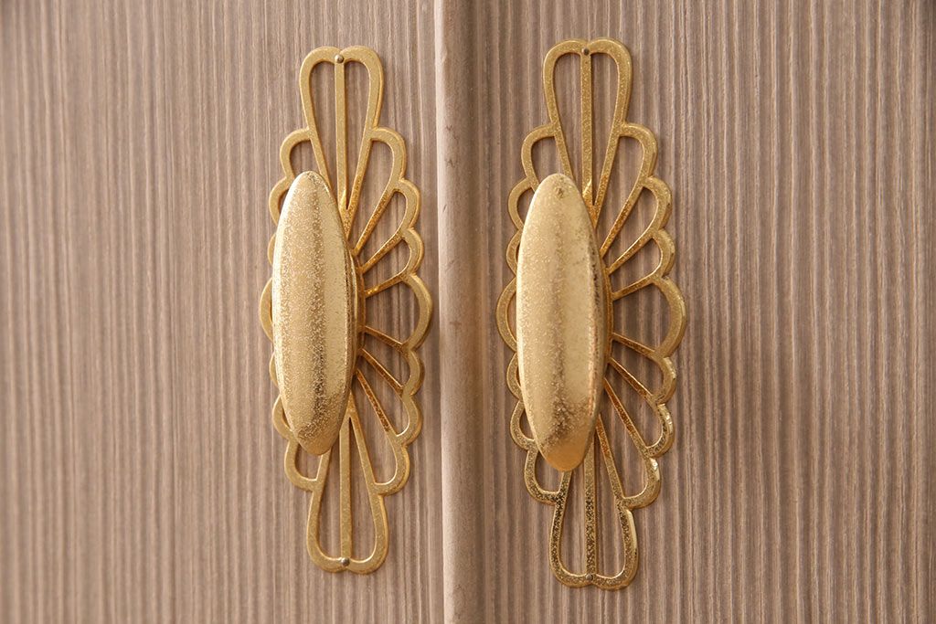 中古　国産　衣装盆付き　上品なデザインの引手金具が魅力的な総桐箪笥(胴丸、衣装箪笥、着物箪笥、和タンス、桐たんす)(定価140万円)(R-049419)