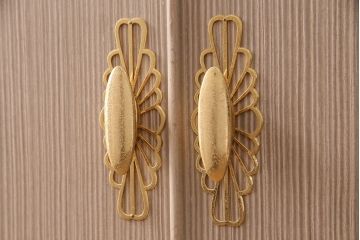 中古　国産　衣装盆付き　上品なデザインの引手金具が魅力的な総桐箪笥(胴丸、衣装箪笥、着物箪笥、和タンス、桐たんす)(定価140万円)(R-049419)