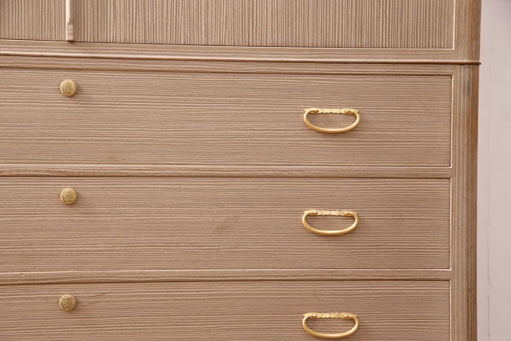 中古　国産　衣装盆付き　上品なデザインの引手金具が魅力的な総桐箪笥(胴丸、衣装箪笥、着物箪笥、和タンス、桐たんす)(定価140万円)(R-049419)