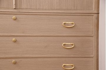 中古　国産　衣装盆付き　上品なデザインの引手金具が魅力的な総桐箪笥(胴丸、衣装箪笥、着物箪笥、和タンス、桐たんす)(定価140万円)(R-049419)