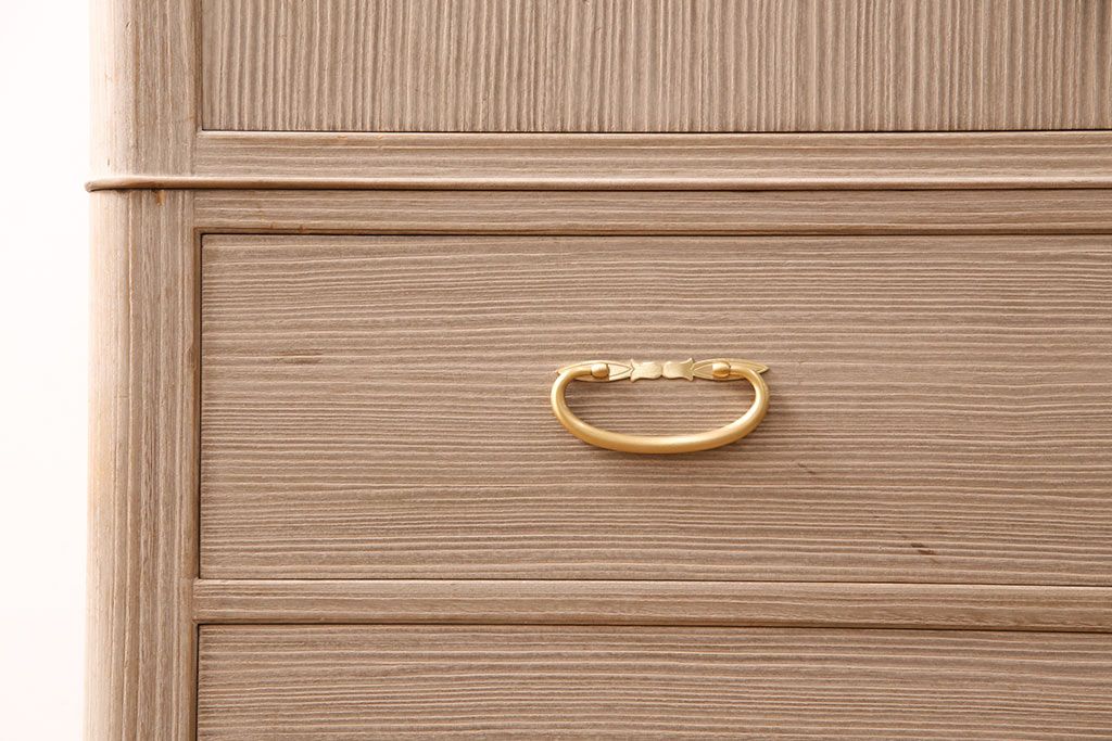 中古　国産　衣装盆付き　上品なデザインの引手金具が魅力的な総桐箪笥(胴丸、衣装箪笥、着物箪笥、和タンス、桐たんす)(定価140万円)(R-049419)