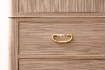 中古　国産　衣装盆付き　上品なデザインの引手金具が魅力的な総桐箪笥(胴丸、衣装箪笥、着物箪笥、和タンス、桐たんす)(定価140万円)(R-049419)