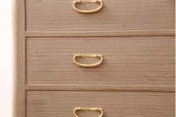 中古　国産　衣装盆付き　上品なデザインの引手金具が魅力的な総桐箪笥(胴丸、衣装箪笥、着物箪笥、和タンス、桐たんす)(定価140万円)(R-049419)