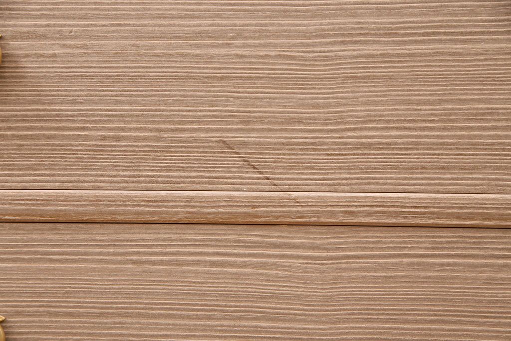 中古　国産　衣装盆付き　上品なデザインの引手金具が魅力的な総桐箪笥(胴丸、衣装箪笥、着物箪笥、和タンス、桐たんす)(定価140万円)(R-049419)