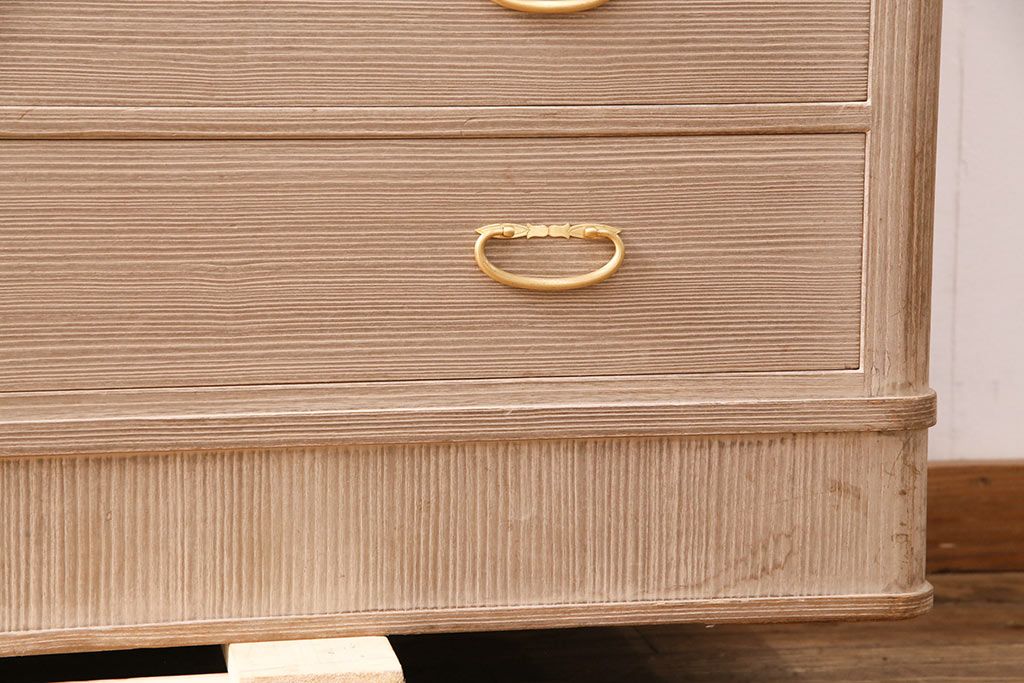 中古　国産　衣装盆付き　上品なデザインの引手金具が魅力的な総桐箪笥(胴丸、衣装箪笥、着物箪笥、和タンス、桐たんす)(定価140万円)(R-049419)