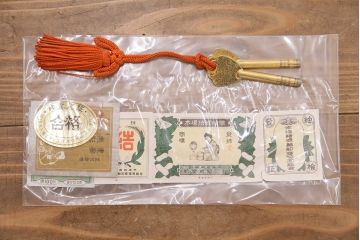 中古　国産　衣装盆付き　上品なデザインの引手金具が魅力的な総桐箪笥(胴丸、衣装箪笥、着物箪笥、和タンス、桐たんす)(定価140万円)(R-049419)