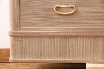 中古　国産　衣装盆付き　上品なデザインの引手金具が魅力的な総桐箪笥(胴丸、衣装箪笥、着物箪笥、和タンス、桐たんす)(定価140万円)(R-049419)