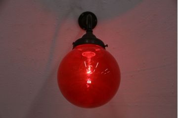 アンティーク照明　インパクトのあるインテリアに!真っ赤なガラスが印象的なウォールランプ(壁掛け照明)(R-049428)