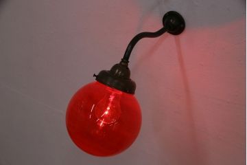 アンティーク照明　インパクトのあるインテリアに!真っ赤なガラスが印象的なウォールランプ(壁掛け照明)(R-049428)