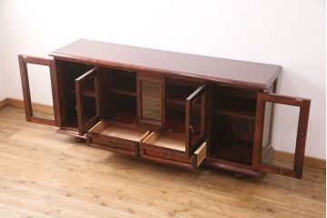 中古　九州民芸家具　美品!クラシカルな佇まいで上品な空間を演出するサイドボード(リビングボード、ローボード)(定価約70万円)(R-049432)