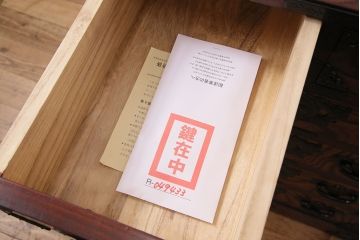 中古　岩谷堂箪笥　黒々とした金具とくっきりとした木目が存在感を放つ整理箪笥(小箪笥、引き出し、チェスト、衣装タンス)(R-049433)