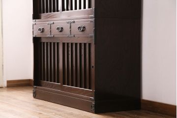 中古　美品　ケヤキ材　くっきりとした杢目と格子引き戸が存在感抜群の民芸箪笥食器棚(定価約59万円)(水屋箪笥、収納棚、キャビネット)(R-049438)