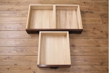 中古　美品　ケヤキ材　くっきりとした杢目と格子引き戸が存在感抜群の民芸箪笥食器棚(定価約59万円)(水屋箪笥、収納棚、キャビネット)(R-049438)