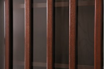 中古　美品　ケヤキ材　くっきりとした杢目と格子引き戸が存在感抜群の民芸箪笥食器棚(定価約59万円)(水屋箪笥、収納棚、キャビネット)(R-049438)