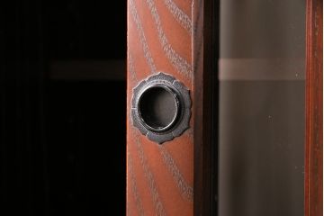 中古　美品　ケヤキ材　くっきりとした杢目と格子引き戸が存在感抜群の民芸箪笥食器棚(定価約59万円)(水屋箪笥、収納棚、キャビネット)(R-049438)