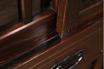 中古　美品　ケヤキ材　くっきりとした杢目と格子引き戸が存在感抜群の民芸箪笥食器棚(定価約59万円)(水屋箪笥、収納棚、キャビネット)(R-049438)