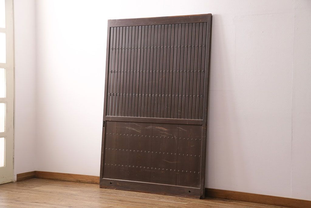 アンティーク建具　明治～大正期　整然と並ぶ縦桟が和モダンな雰囲気を高める蔵戸1枚　(R-049442)