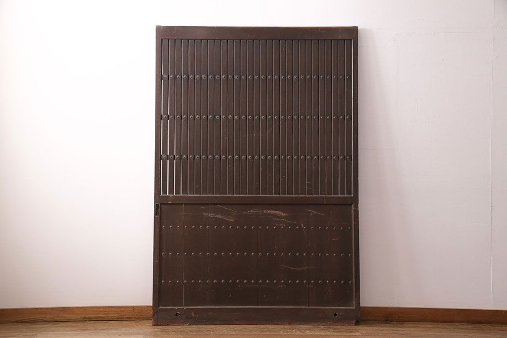 アンティーク建具　明治～大正期　整然と並ぶ縦桟が和モダンな雰囲気を高める蔵戸1枚　(R-049442)