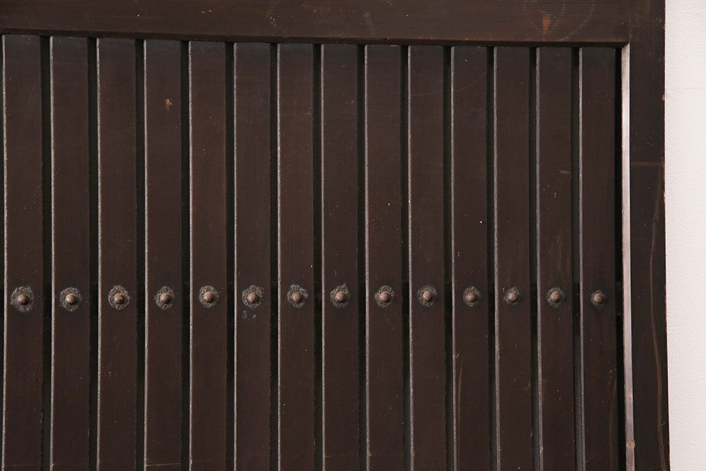 アンティーク建具　明治～大正期　整然と並ぶ縦桟が和モダンな雰囲気を高める蔵戸1枚　(R-049442)