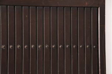 アンティーク建具　明治～大正期　整然と並ぶ縦桟が和モダンな雰囲気を高める蔵戸1枚　(R-049442)