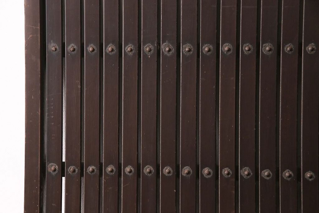 アンティーク建具　明治～大正期　整然と並ぶ縦桟が和モダンな雰囲気を高める蔵戸1枚　(R-049442)