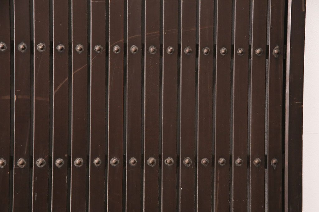 アンティーク建具　明治～大正期　整然と並ぶ縦桟が和モダンな雰囲気を高める蔵戸1枚　(R-049442)