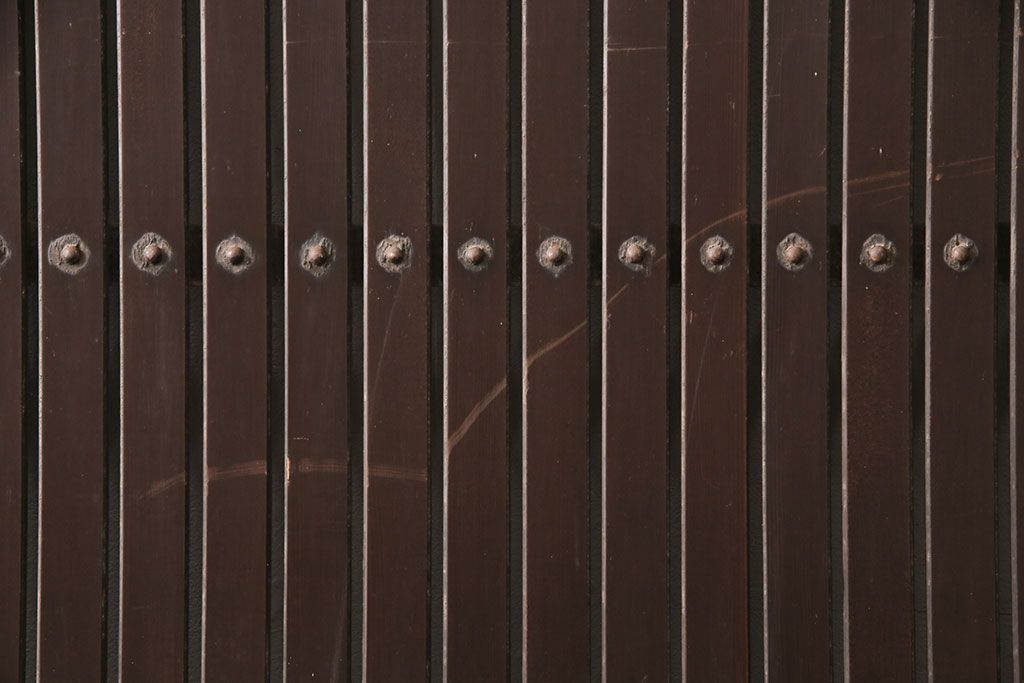 アンティーク建具　明治～大正期　整然と並ぶ縦桟が和モダンな雰囲気を高める蔵戸1枚　(R-049442)