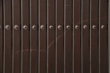 アンティーク建具　明治～大正期　整然と並ぶ縦桟が和モダンな雰囲気を高める蔵戸1枚　(R-049442)