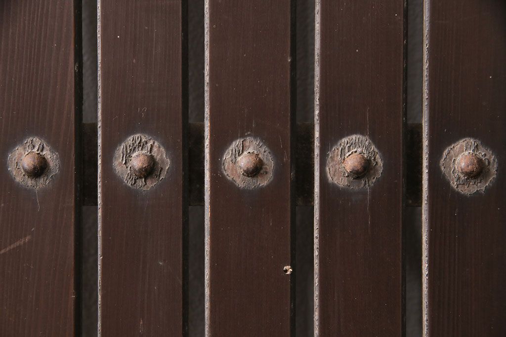 アンティーク建具　明治～大正期　整然と並ぶ縦桟が和モダンな雰囲気を高める蔵戸1枚　(R-049442)
