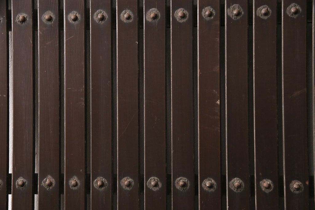 アンティーク建具　明治～大正期　整然と並ぶ縦桟が和モダンな雰囲気を高める蔵戸1枚　(R-049442)