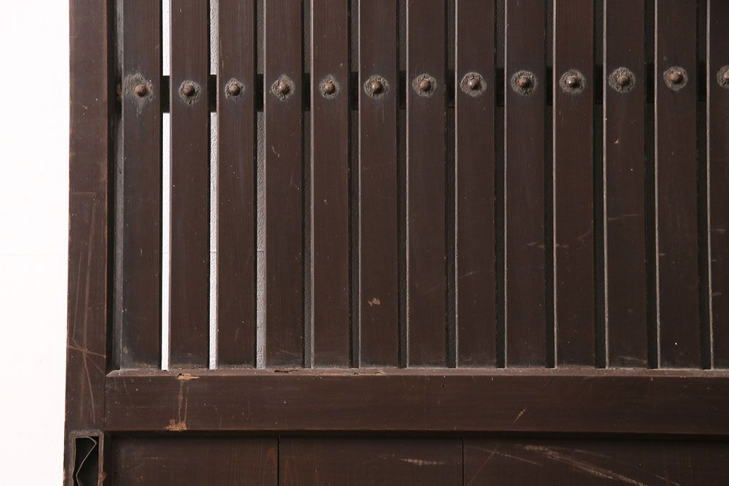 アンティーク建具　明治～大正期　整然と並ぶ縦桟が和モダンな雰囲気を高める蔵戸1枚　(R-049442)