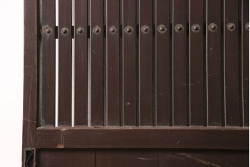 アンティーク建具　明治～大正期　整然と並ぶ縦桟が和モダンな雰囲気を高める蔵戸1枚　(R-049442)