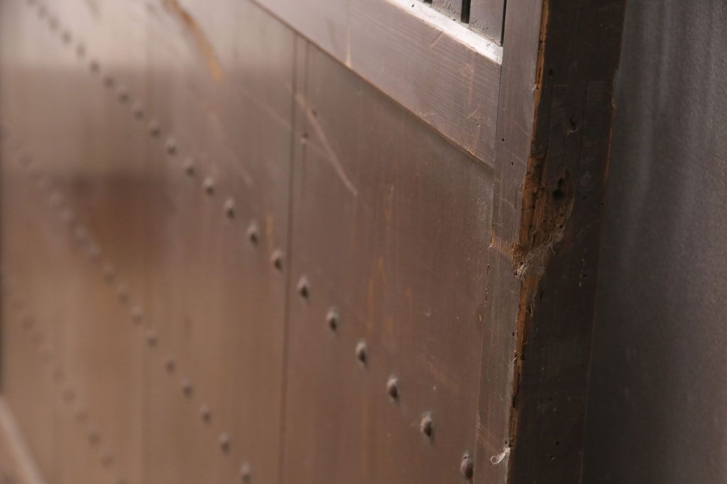 アンティーク建具　明治～大正期　整然と並ぶ縦桟が和モダンな雰囲気を高める蔵戸1枚　(R-049442)