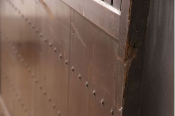 アンティーク建具　明治～大正期　整然と並ぶ縦桟が和モダンな雰囲気を高める蔵戸1枚　(R-049442)