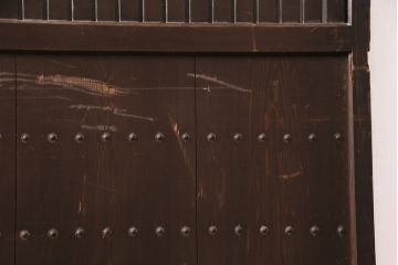 アンティーク建具　明治～大正期　整然と並ぶ縦桟が和モダンな雰囲気を高める蔵戸1枚　(R-049442)