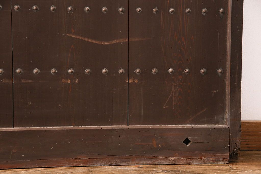 アンティーク建具　明治～大正期　整然と並ぶ縦桟が和モダンな雰囲気を高める蔵戸1枚　(R-049442)