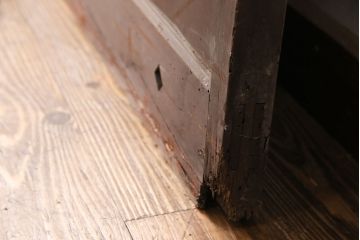 アンティーク建具　明治～大正期　整然と並ぶ縦桟が和モダンな雰囲気を高める蔵戸1枚　(R-049442)