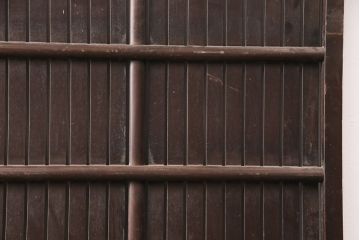 アンティーク建具　明治～大正期　整然と並ぶ縦桟が和モダンな雰囲気を高める蔵戸1枚　(R-049442)