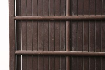 アンティーク建具　明治～大正期　整然と並ぶ縦桟が和モダンな雰囲気を高める蔵戸1枚　(R-049442)