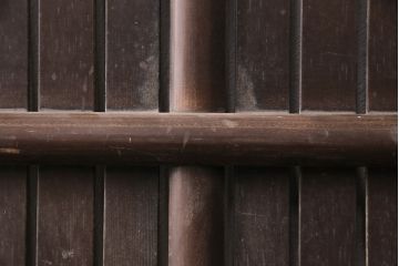 アンティーク建具　明治～大正期　整然と並ぶ縦桟が和モダンな雰囲気を高める蔵戸1枚　(R-049442)