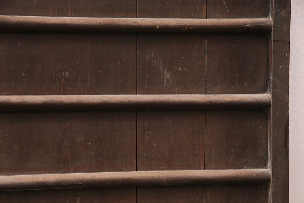 アンティーク建具　明治～大正期　整然と並ぶ縦桟が和モダンな雰囲気を高める蔵戸1枚　(R-049442)