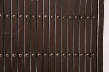 アンティーク建具　整然と並ぶ縦桟が和モダンな雰囲気を高める蔵戸(格子戸、引き戸、玄関戸)(R-049442)