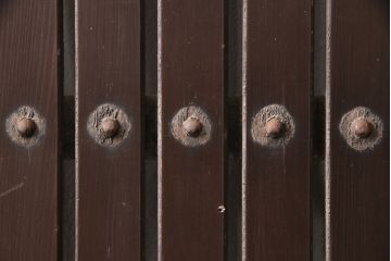 アンティーク建具　整然と並ぶ縦桟が和モダンな雰囲気を高める蔵戸(格子戸、引き戸、玄関戸)(R-049442)