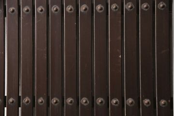 アンティーク建具　整然と並ぶ縦桟が和モダンな雰囲気を高める蔵戸(格子戸、引き戸、玄関戸)(R-049442)